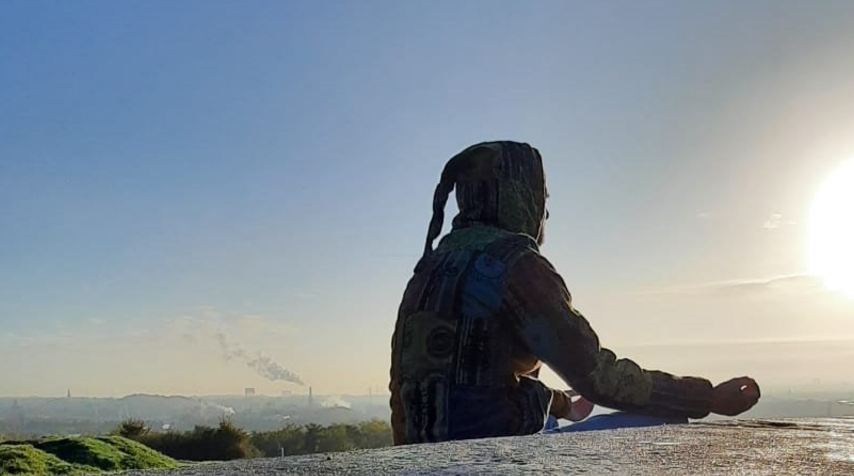 Heiko in Meditation vor dem Sonnenuntergang/Aufgang, Kontrast zur Industrie